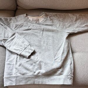 Everlane
light grey
Sweater 
Classic
French Terry